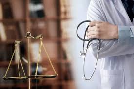 رفتار حرفه‌ای پزشک مطلقا نباید مجرمانه تلقی شود