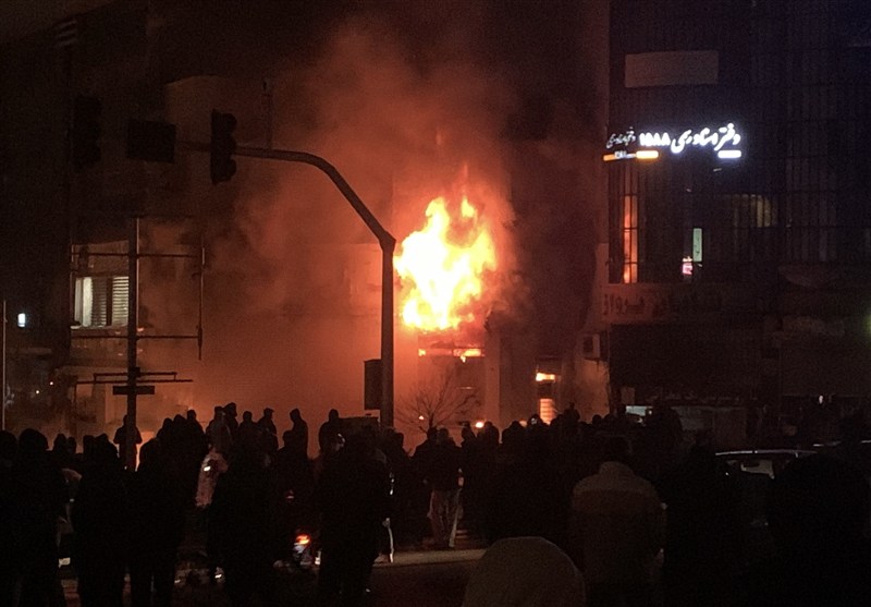 اغتشاشگران بانک ملی را در پونک آتش زدند